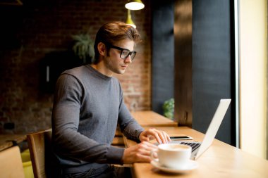 Yan görünümü işadamı kafe ve uses laptop masada oturan gömlek giymiş 