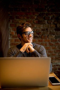 Adam frealancer kafede dizüstü çalışan düşünme