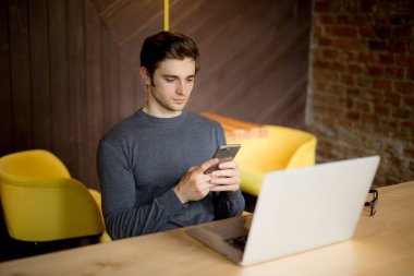 Yakışıklı işadamı telefonda onun müşterileri ile konuşmayı gülümseyen