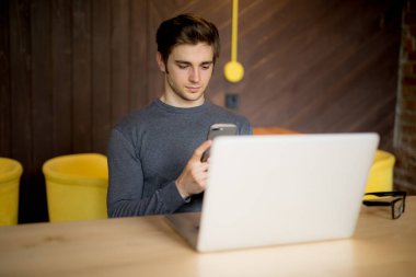 Yakışıklı işadamı telefonda onun müşterileri ile konuşmayı gülümseyen