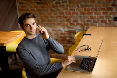 Yakışıklı işadamı telefonda onun müşterileri ile konuşmayı gülümseyen