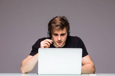 Genç oyun video kulaklık giyen oyun oynarken ve konuşmak 