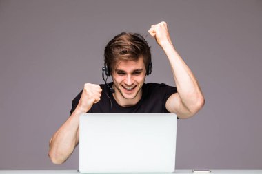 Heyecanlı adam dizüstü oyun üzerinde bir zafer joying. Oyun kavramı