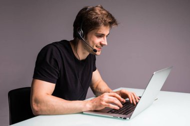 Kumar veya ofiste oyun bilgisayar mutlu bir adam görünüyor bağımlısı genç işadamı heyecanlı. Oyun kavramı