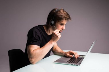 Kumar veya ofiste oyun bilgisayar mutlu bir adam görünüyor bağımlısı genç işadamı heyecanlı. Oyun kavramı