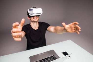 Sanal gerçeklik gözlük takıyor ve video oyunu seçici odak ellerde oynayan genç adam. Oyun kavramı