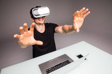 Sanal gerçeklik gözlük takıyor ve video oyunu seçici odak ellerde oynayan genç adam. Oyun kavramı