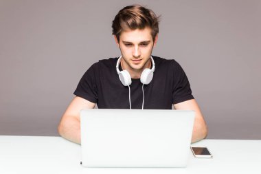 Mutlu adam laptop önünde Ofis Masası üzerinde çalışma