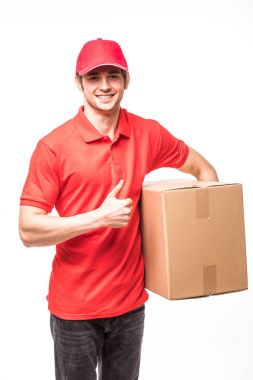 Kutusu elinde beyaz arkasında izole kırmızı başparmak yukarıya ile Tekdüzen teslimatçı