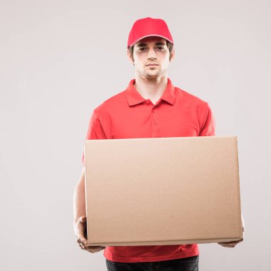 Teslimatçı beyaz kutulara ile genç gülümsemek