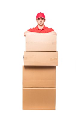 karton yığını tutan teslimatçı ön kasa 