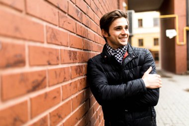 Kendine güvenen adam genç işadamı city karşı tarafı portre seyir