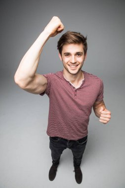 Gri bir arka plan üzerinde izole Studio poz Haritayı kas kas adam ellerini