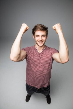 Gri bir arka plan üzerinde izole Studio poz Haritayı kas kas adam ellerini