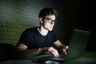 Atış onun laptop çalışma gece işadamı