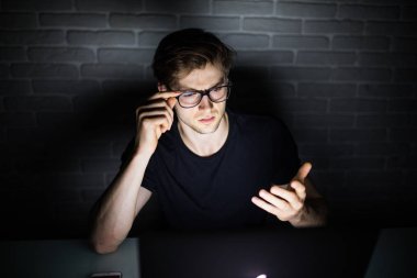 Adam laptop bilgileri okuyun ve hareketi ile dizüstü bilgisayarda sormak