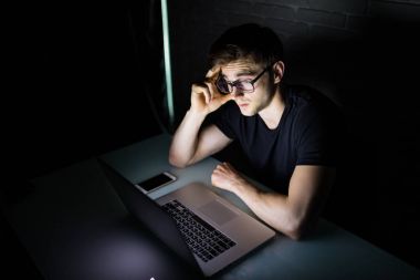 geç saate kadar evde kızgın üzgün işadamı işkolik