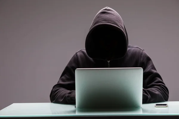 Unbekannte Hacker Programmierer mit Computer-Laptop für Hack-Informationen und Daten aus Benutzerkonto — Stockfoto
