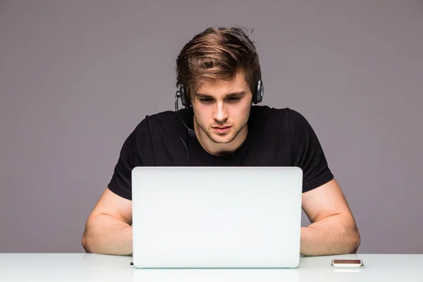 Jovem jogador jogando videogame usando fone de ouvido. Conceito de jogo — Fotografia de Stock