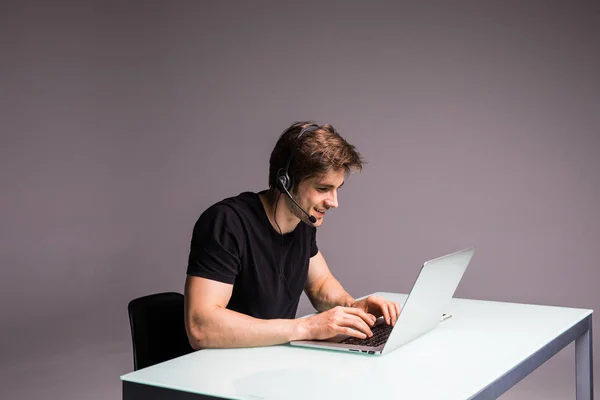 Jogos de azar ou jogos no escritório animado jovem empresário viciado em computador homem feliz parece. Conceito de jogo — Fotografia de Stock