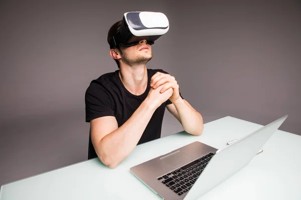Stilig ung man sitter i cyber café och använda virtuell verklighet headset eller glasögon. Gaming concept — Stockfoto
