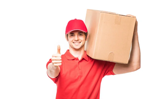 送货的男子现身拇指和微笑站在白色背景上孤立的纸板箱附近 — 图库照片
