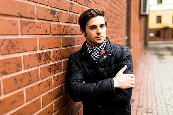 Homem confiante jovem empresário olhando para o retrato lateral contra a cidade — Fotografia de Stock