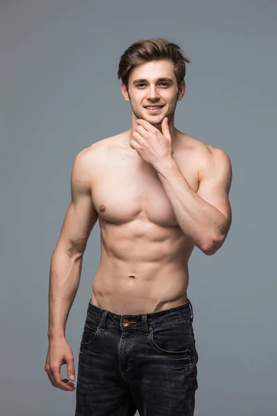 Schöner junger und fitter Bodybuilder nach der Dusche zeigt seinen perfekten Körper — Stockfoto