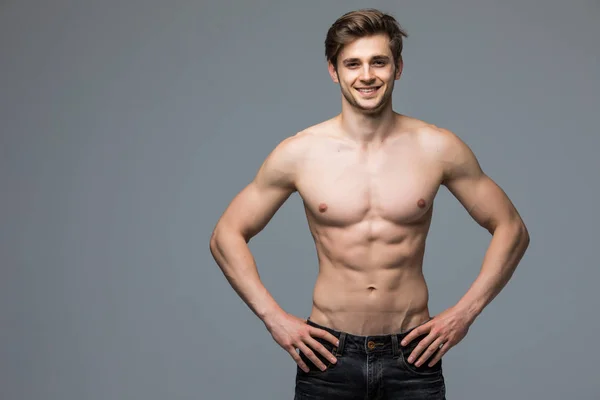 Handsome young and fit bodybuilder after shower showing of his perfect body — Stock Photo, Image