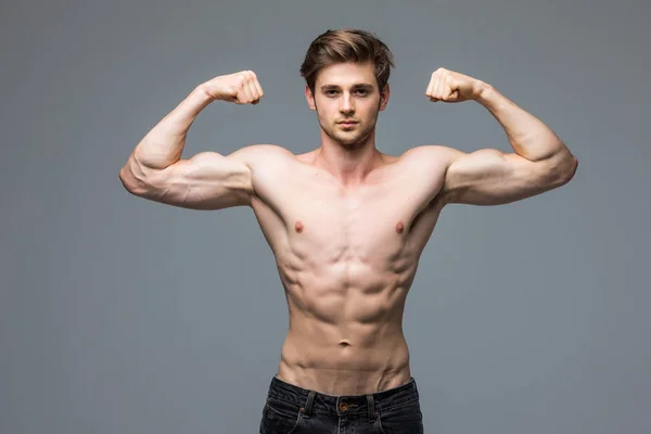 Masculino fitness modelo com sexy muscular corpo retrato bonito Quente jovem com ajuste atlético — Fotografia de Stock