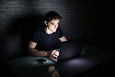 Teknoloji Internet iletişim ve insan kavramı genç adam gözlüklü dizüstü bilgisayar ile