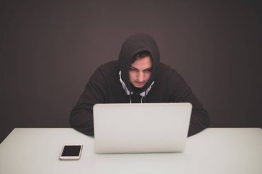Hacker bilgileri çalmak karanlıkta bir masada oturma