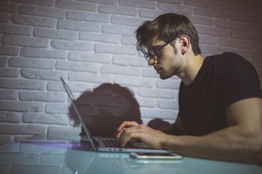 Yakışıklı genç programcı evde akşam geç çalışma