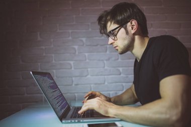 Yakışıklı genç programcı evde akşam geç çalışma