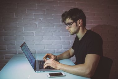 Yakışıklı genç programcı evde akşam geç çalışma