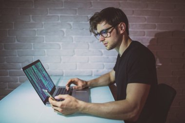 yakışıklı genç programer gece yazılımıyla çalışmak hem telefon kullanma 