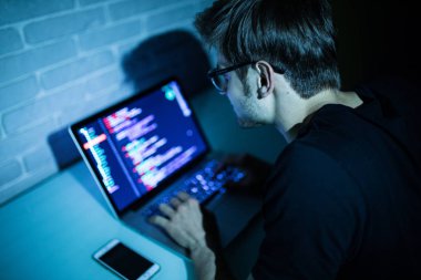 Bir bilgisayar sisteminin güvenliğini aşmak çalışan hacker adam Internet arama 