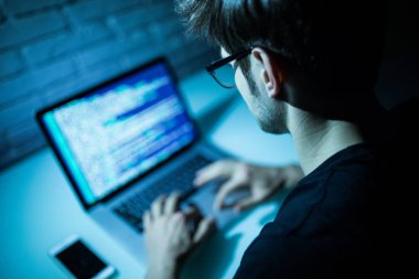 Laptop dizüstü bilgisayar programlama kod yazmadan kullanan adam. Laptop genç hacker çalışmalarında gece