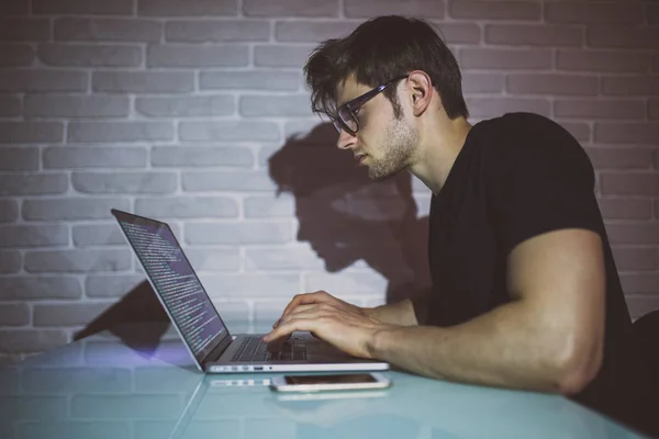 Jovem programador bonito trabalhando em casa tarde da noite — Fotografia de Stock