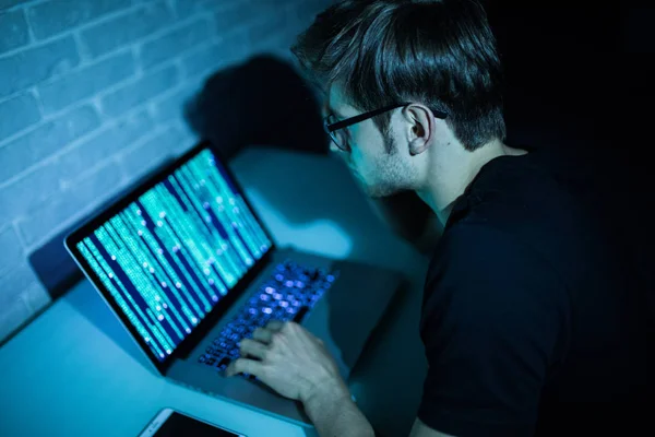 Νεαρός χάκερ που εργάζονται για το laptop επίθεση το λογισμικό δικτύου νύχτα. Χάκερ — Φωτογραφία Αρχείου