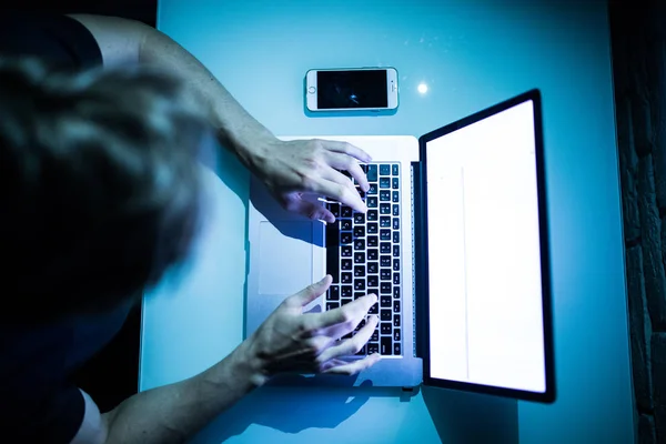 Primer plano de la mano del hombre de negocios trabajando con la vista superior del ordenador portátil en la noche — Foto de Stock