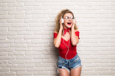 Genç kadın güzel selfie akıllı telefon müzik sosyal ağ ile alarak müzik dinleme