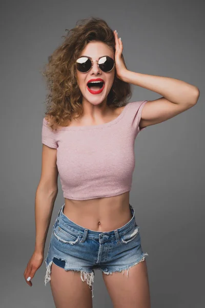 Şık hipster moda portre Studio çığlık duygularla trendy rahat genç kadın — Stok fotoğraf