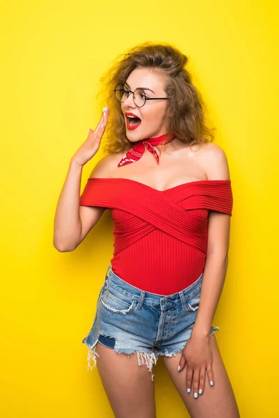 Jeune femme cool en rouge sur fond jaune — Photo