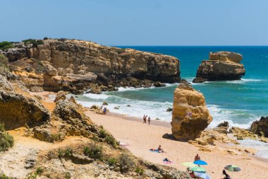 Yaz tatili kayalıklarla denizler ile kumsalda mağaralar deniz manzarası görünümünde kayaların üzerinde harcama. Yaz saati