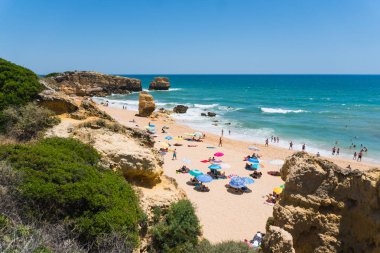 Yaz tatili kayalıklarla denizler ile kumsalda mağaralar deniz manzarası görünümünde kayaların üzerinde harcama. Yaz saati