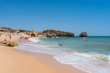 Bir görünümünü muhteşem bir sandy plaj Portekiz. Yaz saati