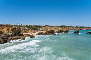 Bir görünümünü muhteşem bir sandy plaj Portekiz. Yaz saati