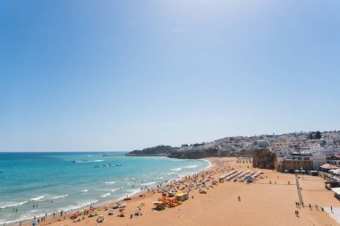 Portekiz algarve kasaba albufeira ve sandy şehir plajlar yaşlılar güneşlenmek ve denize yakın dinlenme. Yaz saati