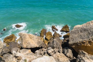 Mağaralar ve Portekiz Atlas Okyanusu'nda Rock'ta. Yaz saati